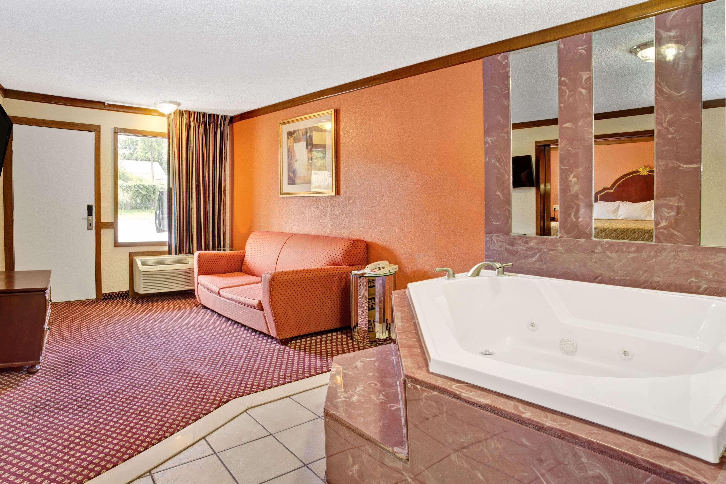 Travelodge By Wyndham Sellersburg Exterior foto